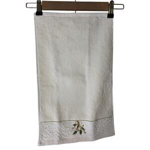 LENOX Bath Towels Ribbon and Holly Christmas Boxed Fingertip Hand Towel Set of 2